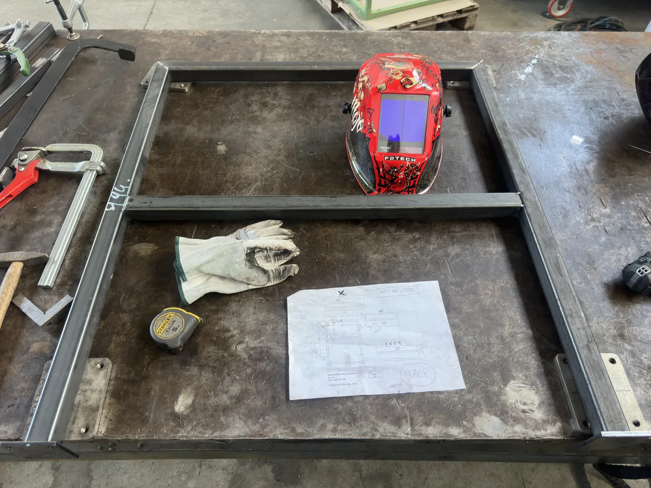 Struttura metallica e attrezzatura di lavoro in officina
